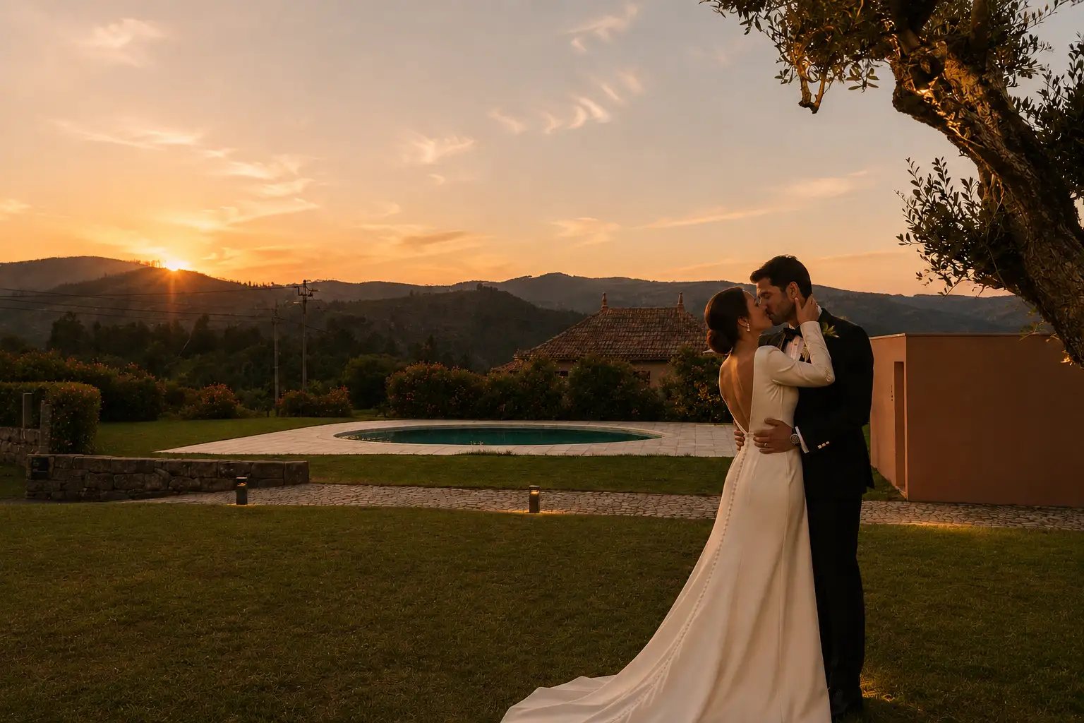 Pôr do sol sobre a propriedade Noronha Lima em Arouca — golden hour do casamento
