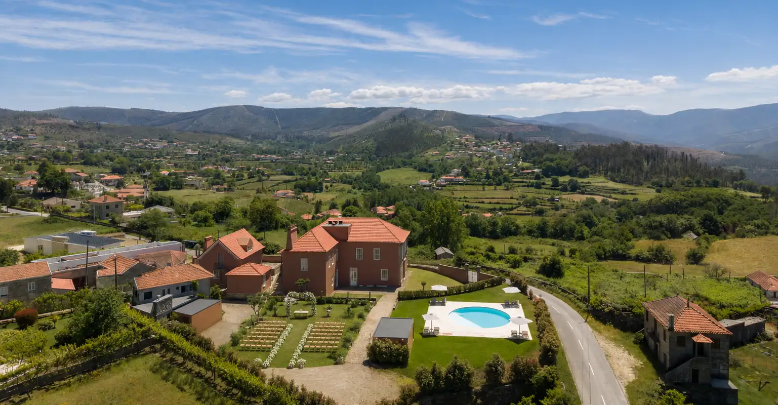 Jardim do Noronha Lima preparado para cerimónia de casamento em Arouca