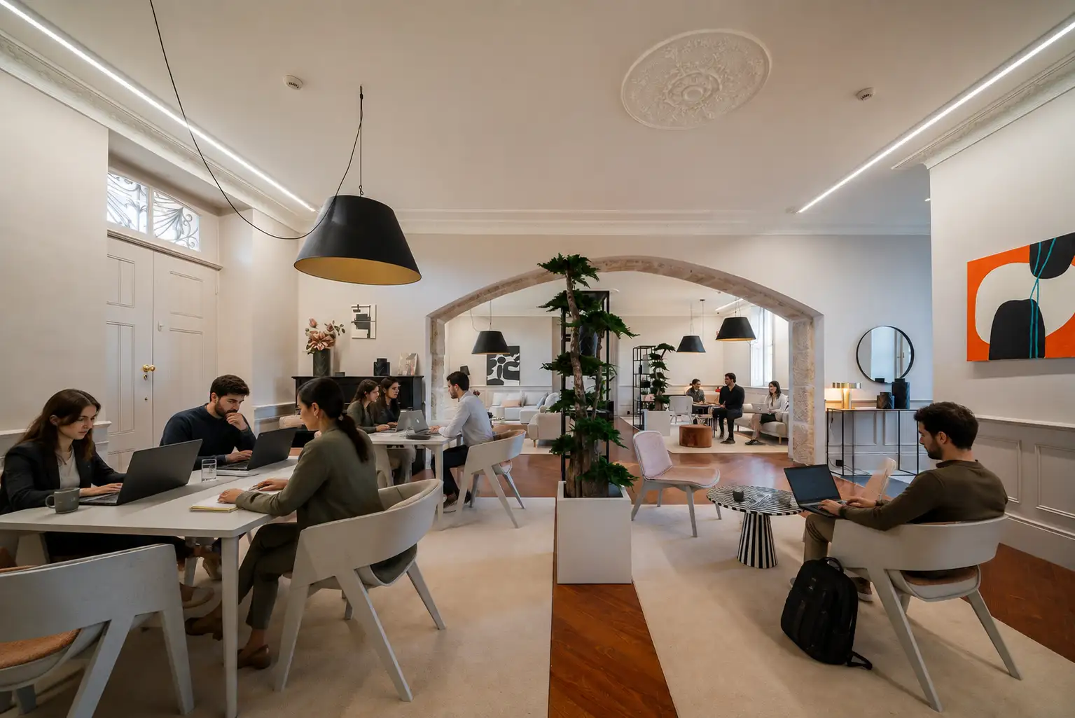 Espaço interior do Noronha Lima Boutique Hotel preparado para sessão de trabalho empresarial